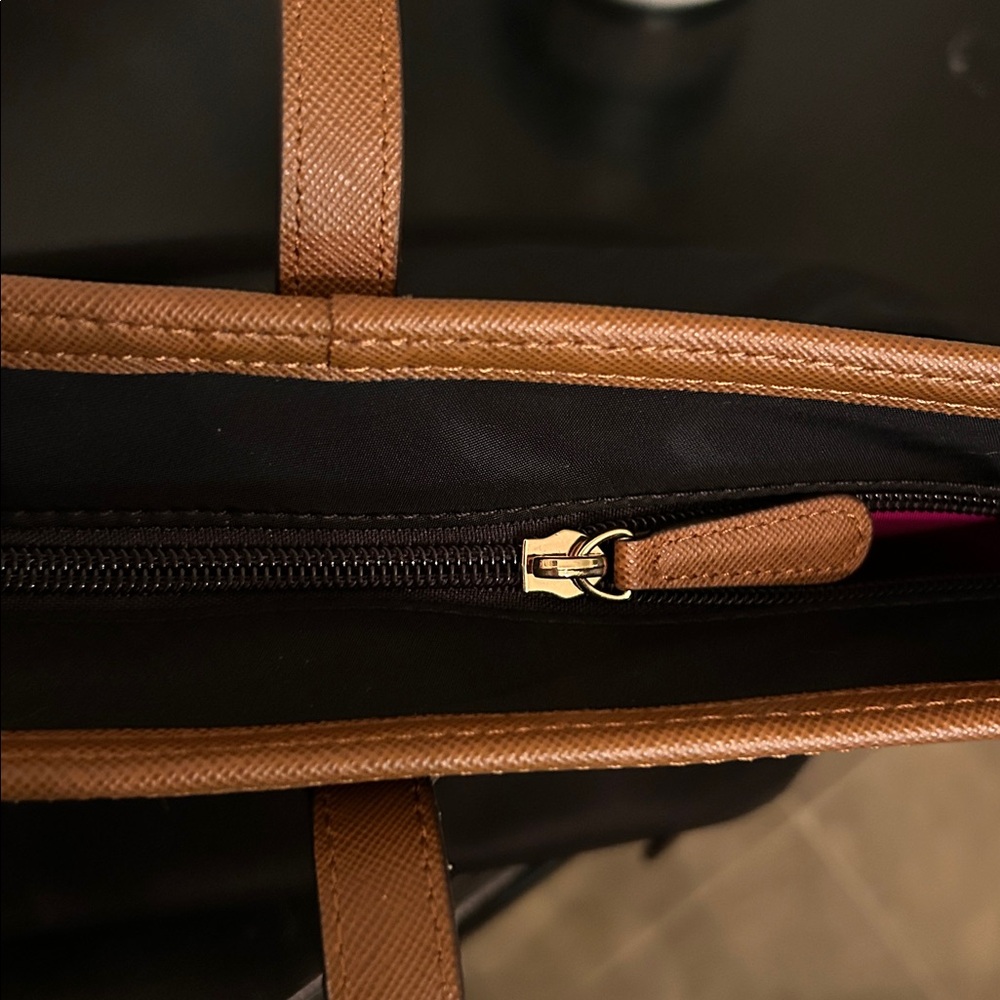 New MICHEAL MICHEAL KORS KEMPTON XL Pocket Overnight Black/ Brown Tote Bag - Picture 9 of 13